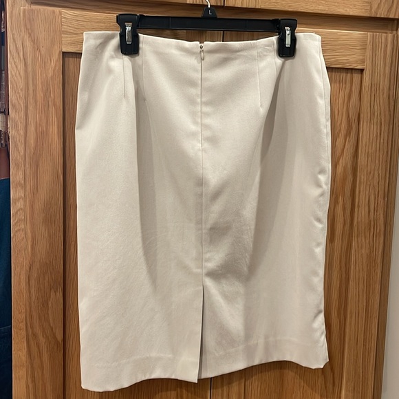 Anne Klein women’s size 10 khaki lined skirt. EUC - Picture 2 of 4